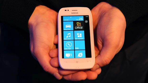 Nokia unveils Windows smartphones to catch rivals