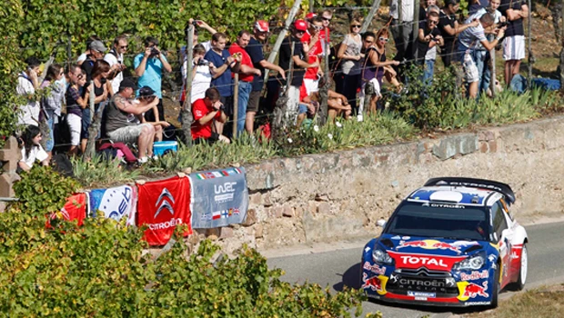 Ogier takes lead, Oliveira crashes out