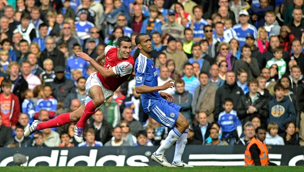 Arsenal strikes with guns blazing