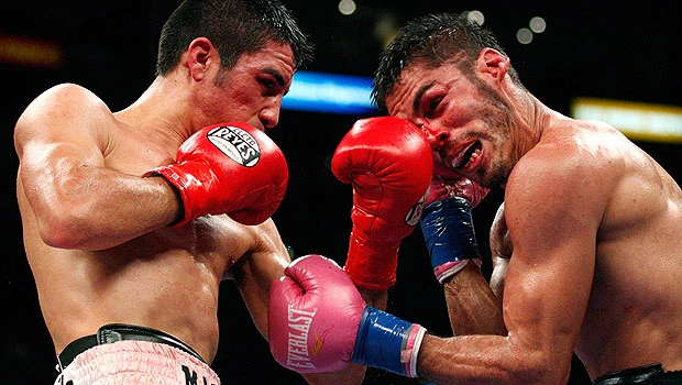 DeMarco bloodies Linares, wins WBC light belt