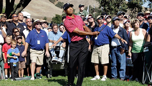 Fan throws hot dog at Woods