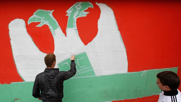 Serbs stop NATO removal of Kosovo roadblocks