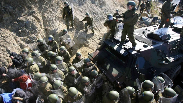 NATO warns Kosovo Serbs to remove roadblocks