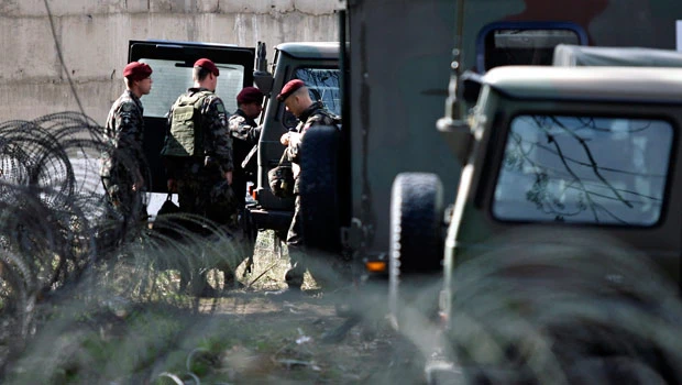 Kosovo Serbs start removing roadblocks