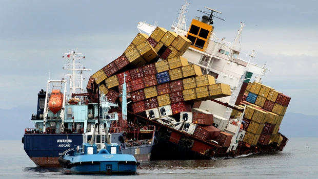 Stricken New Zealand ship may break apart or sink