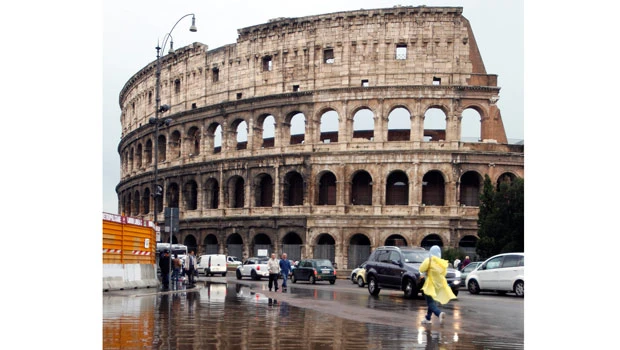 Torrential rainstorm floods Rome