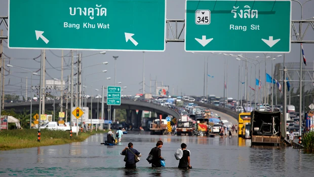 Floodwaters seep into outer Bangkok as canals open