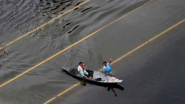 Thailand races to defend Bangkok from floods