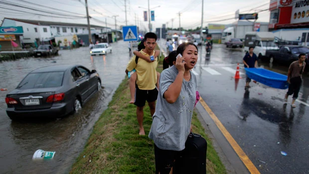 Thai floods: Roads turn to rivers in hard-hit city