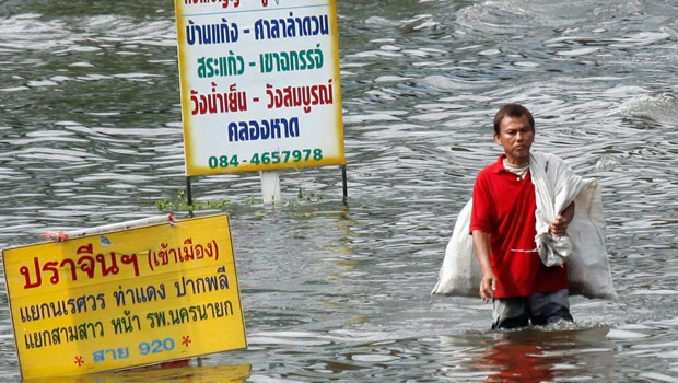 Cost of Thai floods rises, crisis not over for Bangkok