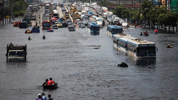 Thailand calls holiday to allow escape from floods