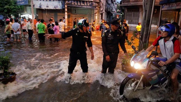 Bangkok residents flee as floods undermine dikes