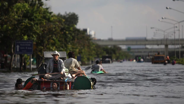 Residents flee as floods spread in Thai capital