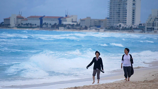Weakening Rina hits Cancun area as resorts empty