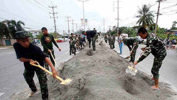 Bangkok strengthens defenses as floods close in