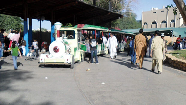 Families throng Riyadh Zoo