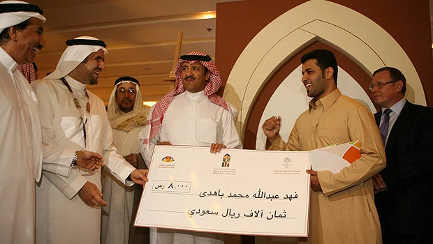 Prince Sultan awards photographers