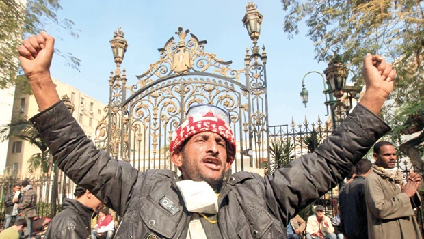 Egypt's economy slumps under weight of unrest