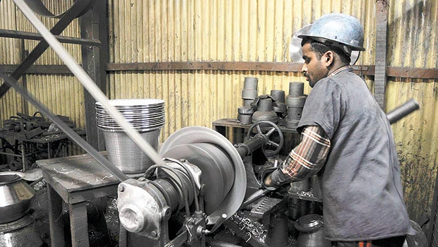 India refinery output falls 2.8%