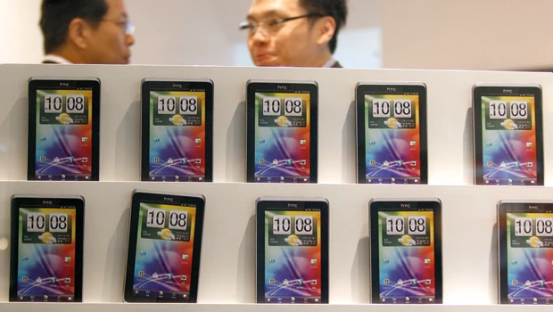 HTC slides on Q4 revenue warning; outlook tough