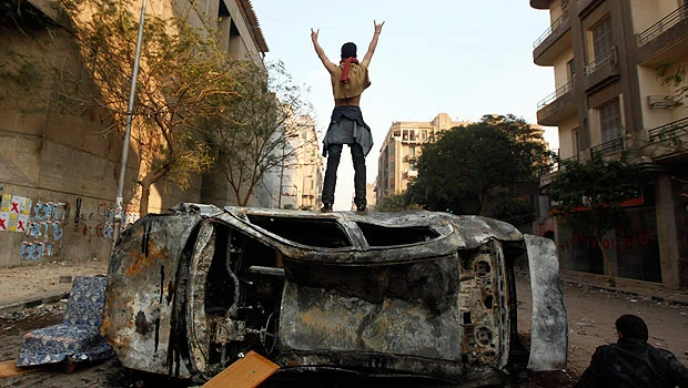 Egypt market plunges for third day on crisis