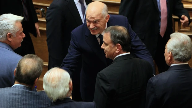 Greek PM scraps referendum on Greek debt plan