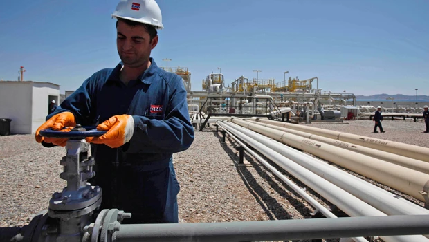 Oil price falls on weak euro zone data, recession worry