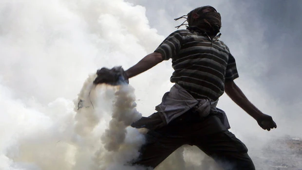 Egypt protesters battle on to end army rule