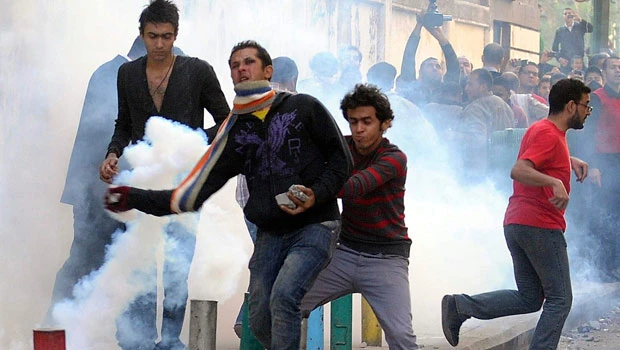 Police, protesters clash for 2nd day in Egypt