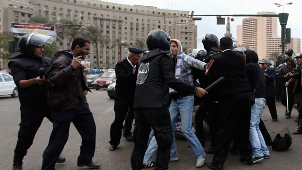 Egypt police clear Tahrir Square of protesters