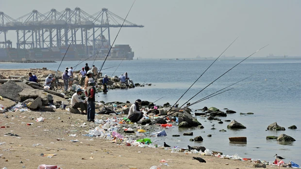 Litter casts shadow on beauty of Jeddah coast