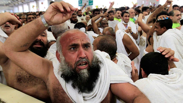 Pilgrims perform devil stoning ritual