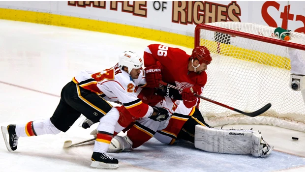 Wings douse Flames as Detroit gets into holiday mood