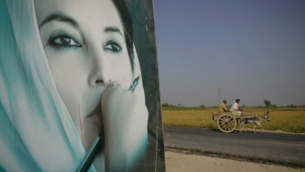 Pakistan court indicts seven in Bhutto murder case