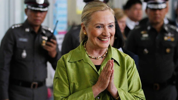Clinton meets flood victims on quick Thailand trip