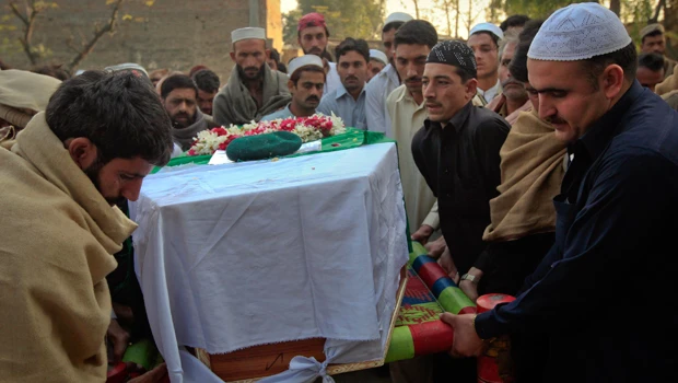 Pakistan buries troops amid fury over NATO strike