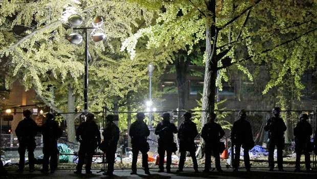 Police move in on Portland park; protesters remain
