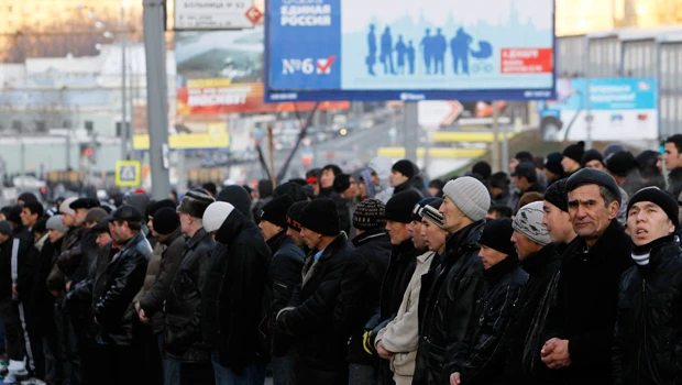 Muslims brave freezing Moscow streets to pray
