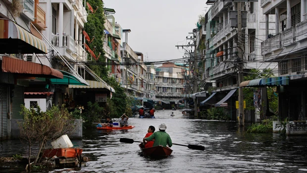 Thai premier pledges flood aid as battle for Bangkok goes on