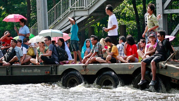 Floods encircle Bangkok industrial estates