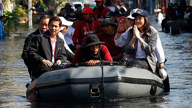Flood-plagued Thai PM cancels trip to summit in US