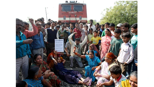 Bhopal disaster protesters block India trains