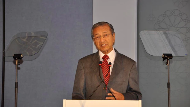 Mahathir urges countries to achieve 50% market share for Islamic banking