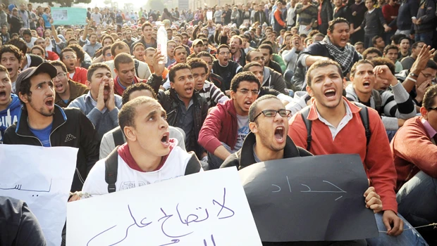 Moody's downgrades Egypt, on review for further downgrade