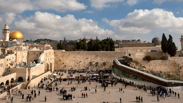 Israel closes Jerusalem holy compound footbridge