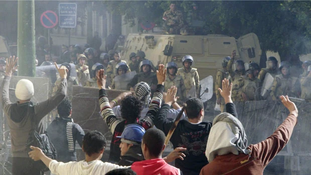 Troops, protesters clash in Cairo for third day