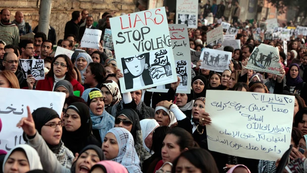 Fierce clashes in Cairo, Clinton voices outrage