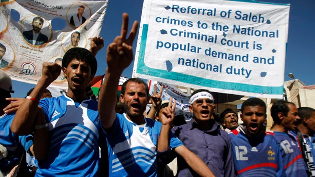 Foes, backers of Yemen transition deal fight in Sanaa