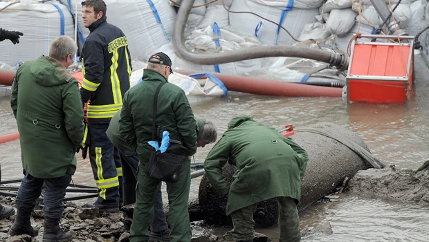 City evacuates 45,000 to defuse massive WWII bomb