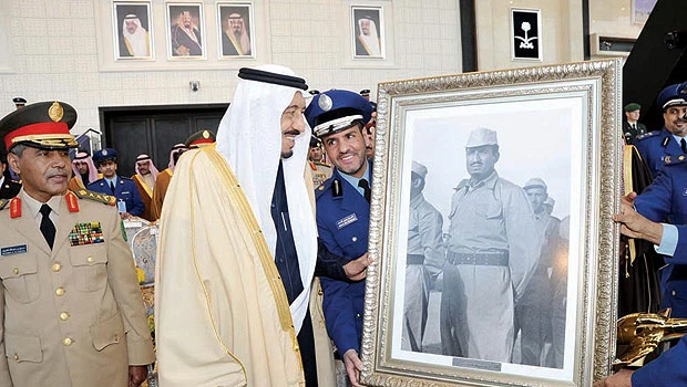 Defense minister honors cadets